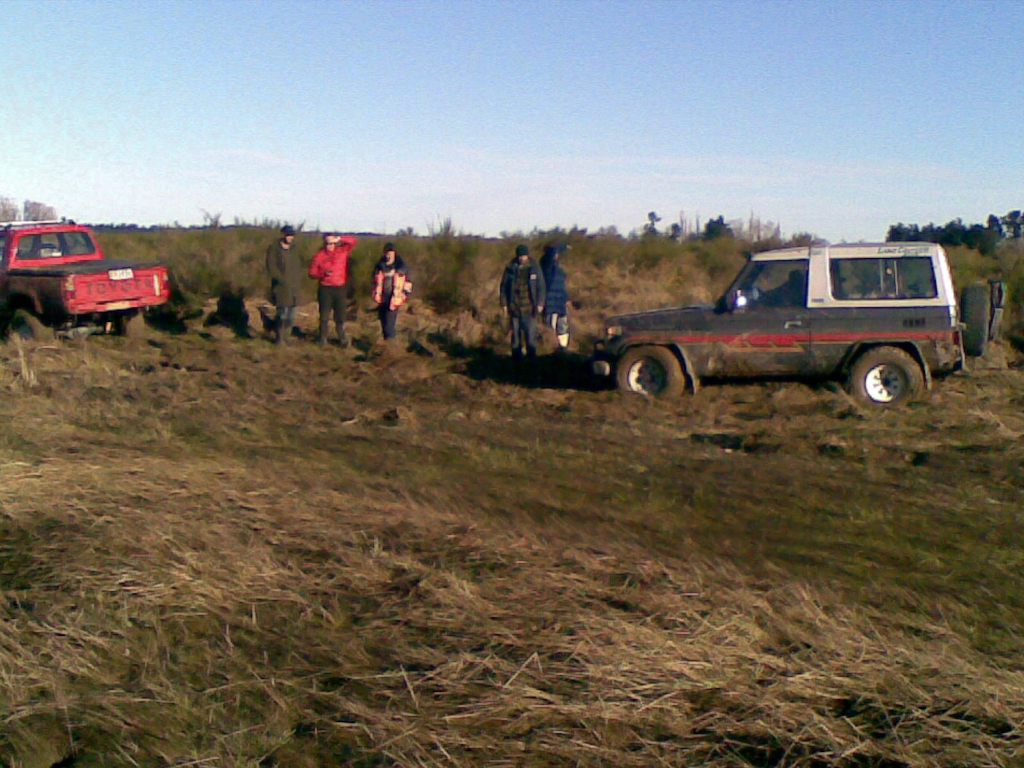4wd_trips/2010-06-13_Waimak_and_Selwyn/1_Tony_stuck_in_mud.jpg