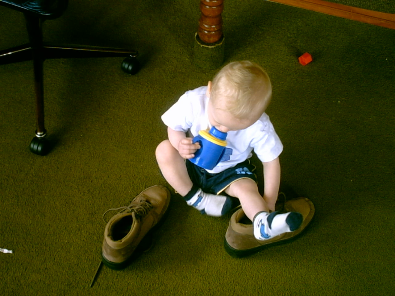 Luke/2004-11-12_Shoes/img00002.jpg