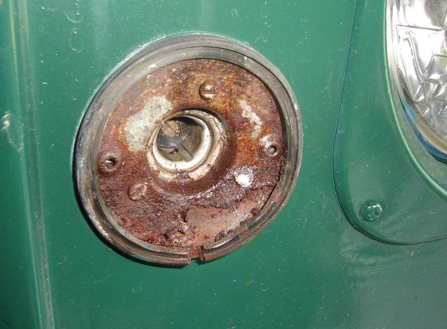 landrover/2006_10_03-sidelights/sidelight-before.jpg