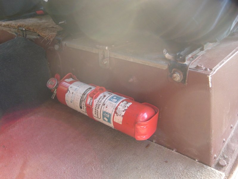 landrover/2006_10_12-Stuff/extinguisher.jpg