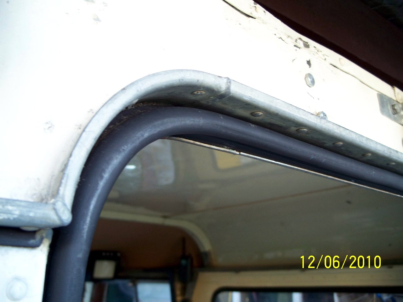 landrover/2010-06-12_Roundup/rear_door_seal1.jpg