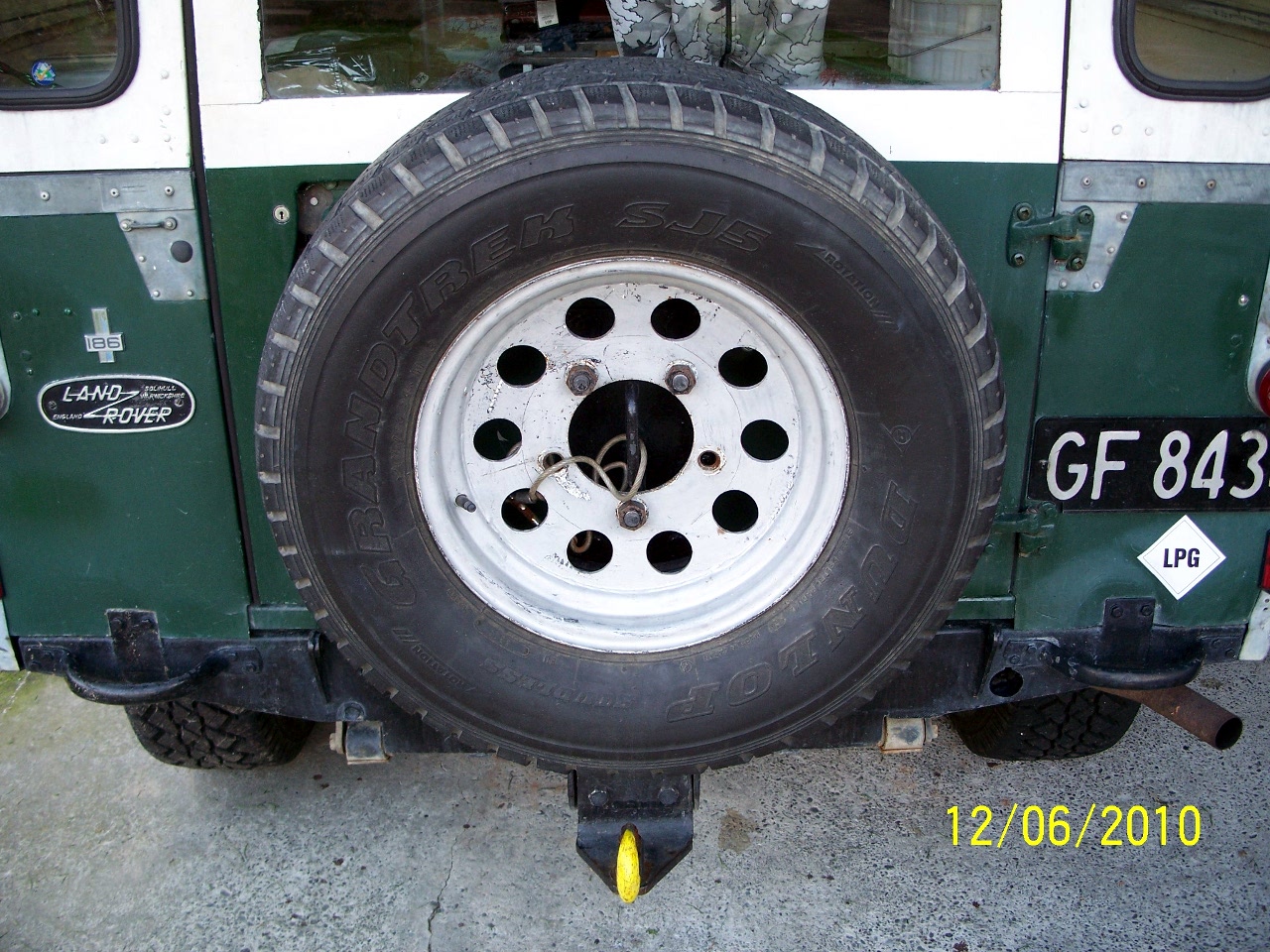 landrover/2010-06-12_Roundup/rear_door_tyre_mount1.jpg